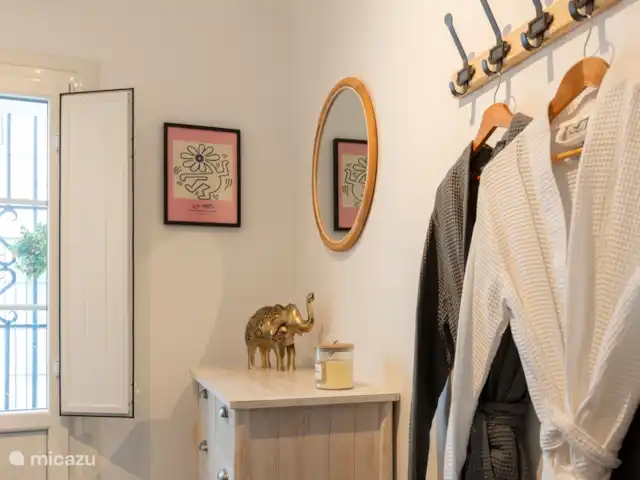 Tweede slaapkamer met stapelbed, kastje, badjassen en airco/verwarming.
